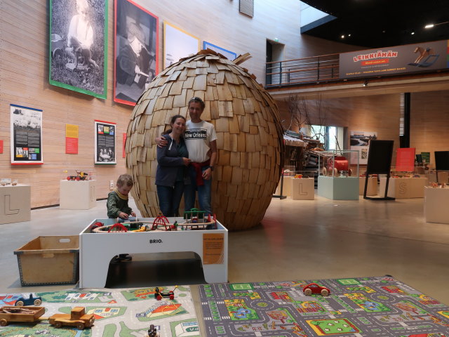 Nils, Sabine und ich in der Sonderausstellung 'Leikki&auml;h&auml;n t&auml;m&auml; vaan on' im Suomen Mets&auml;museo Lusto (25. Mai)