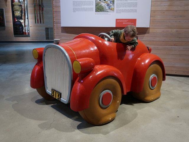 Nils in der Sonderausstellung 'Leikki&auml;h&auml;n t&auml;m&auml; vaan on' im Suomen Mets&auml;museo Lusto (25. Mai)