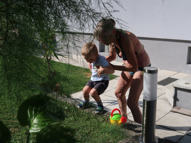 Nils und Mama im Garten meiner Eltern
