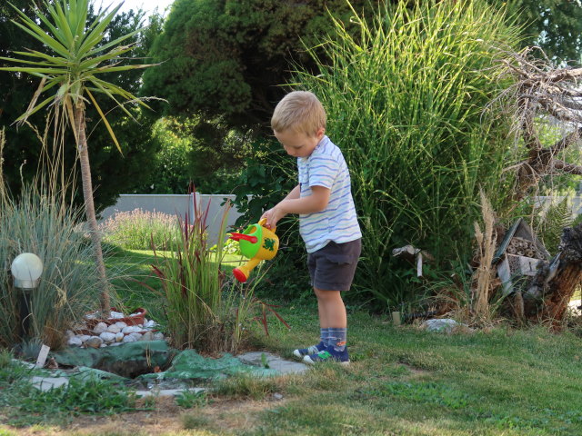 Nils im Garten meiner Eltern