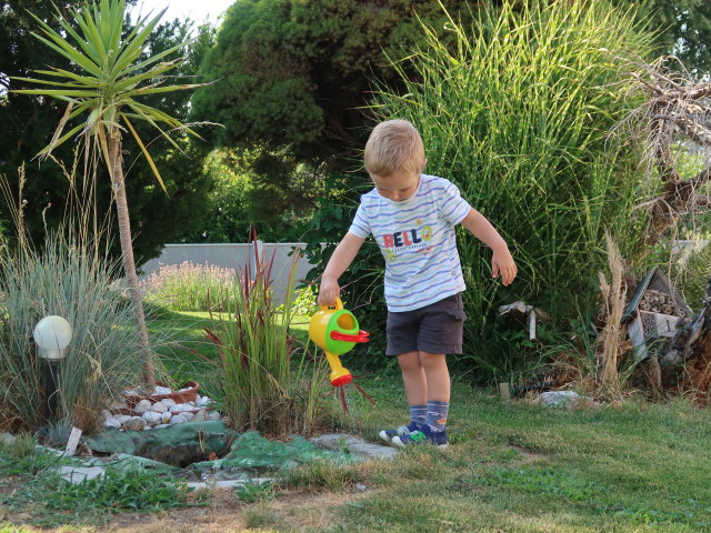 Nils im Garten meiner Eltern