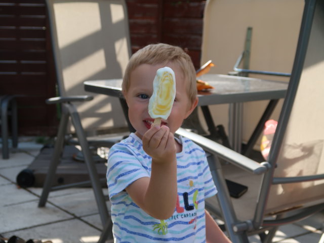 Nils im Garten meiner Eltern