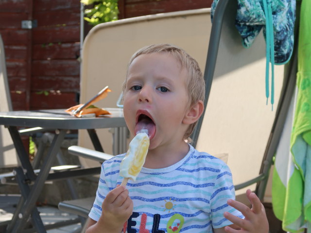 Nils im Garten meiner Eltern