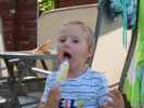 Nils im Garten meiner Eltern