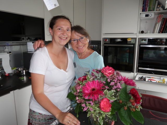 Sabine und Mama im Haus meiner Eltern