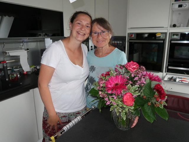Sabine und Mama im Haus meiner Eltern