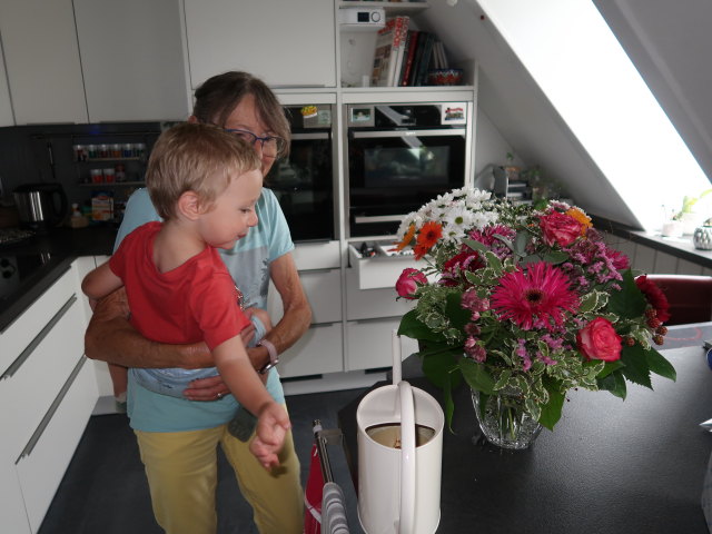 Nils und Mama im Haus meiner Eltern