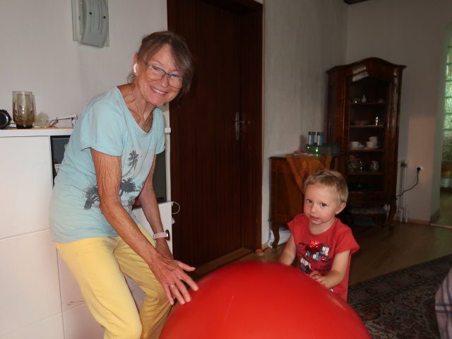Mama und Nils im Haus meiner Eltern