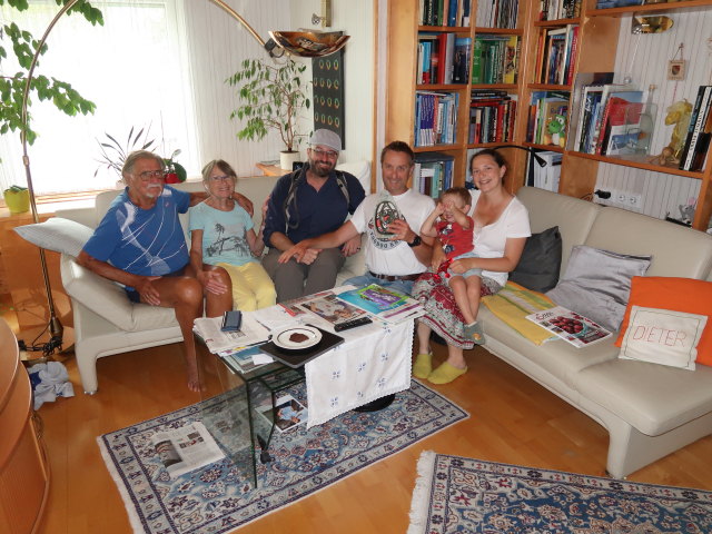Papa, Mama, Markus, ich, Nils und Sabine im Haus meiner Eltern