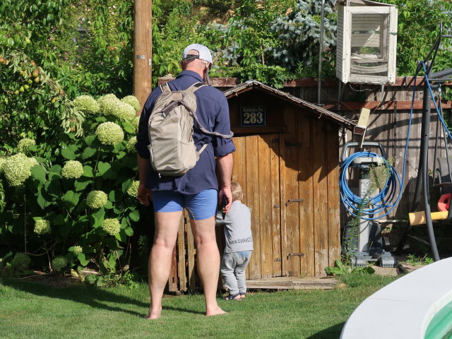Markus und Nils im Garten meiner Eltern