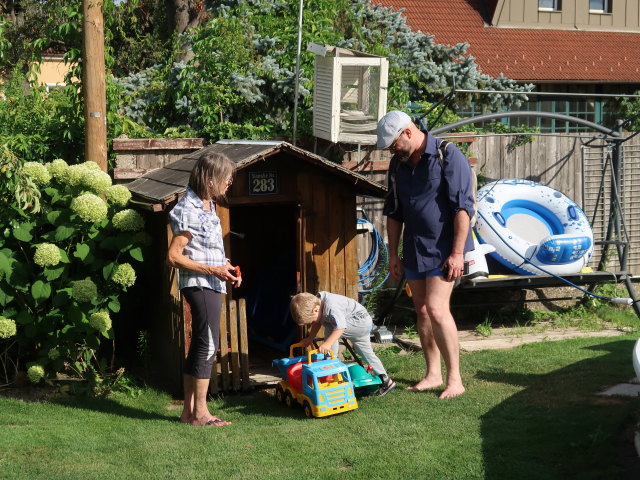Mama, Nils und Markus im Garten meiner Eltern