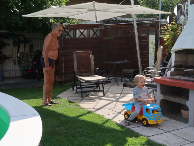 Papa und Nils im Garten meiner Eltern