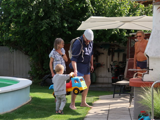 Mama, Nils, Markus und Papa im Garten meiner Eltern