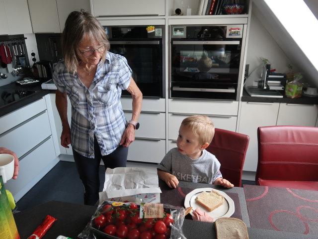 Mama und Nils im Haus meiner Eltern