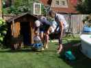 Nils, Markus und Mama im Garten meiner Eltern