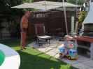 Papa und Nils im Garten meiner Eltern