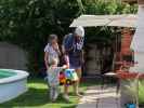 Mama, Nils, Markus und Papa im Garten meiner Eltern