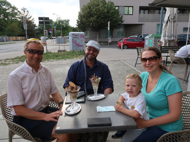 Ich, Markus, Nils und Sabine im Eissalon Dolce Vita