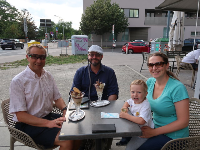 Ich, Markus, Nils und Sabine im Eissalon Dolce Vita