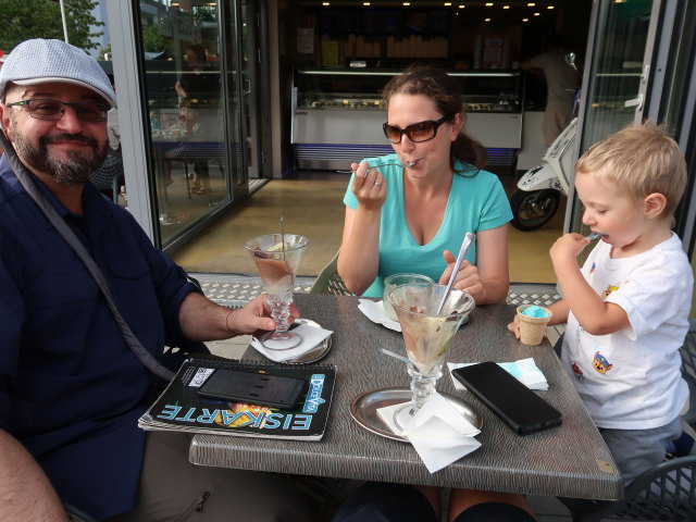 Markus, Sabine und Nils im Eissalon Dolce Vita
