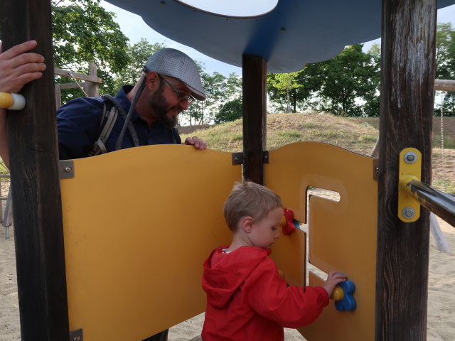 Markus und Nils am Spielplatz Josef-Gr&ouml;ssing-Park