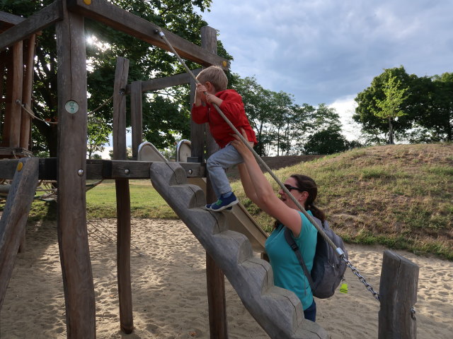 Nils und Sabine am Spielplatz Josef-Gr&ouml;ssing-Park
