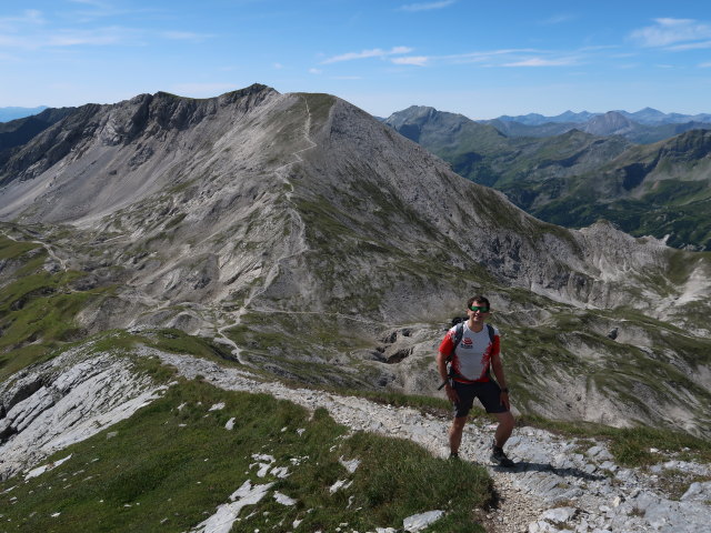Ronald zwischen Steirischer Kalkspitze und Akarscharte (25. Juli)