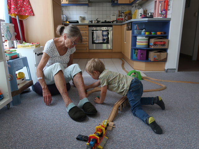 Mama und Nils in unserer Wohnung
