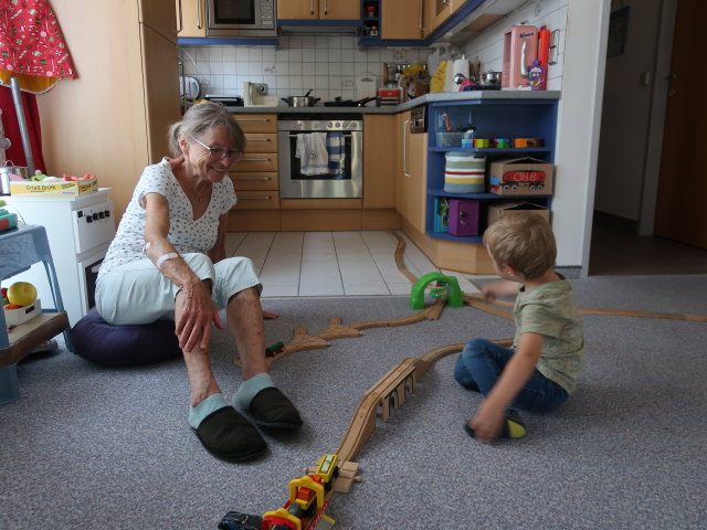Mama und Nils in unserer Wohnung
