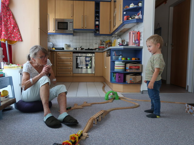 Mama und Nils in unserer Wohnung
