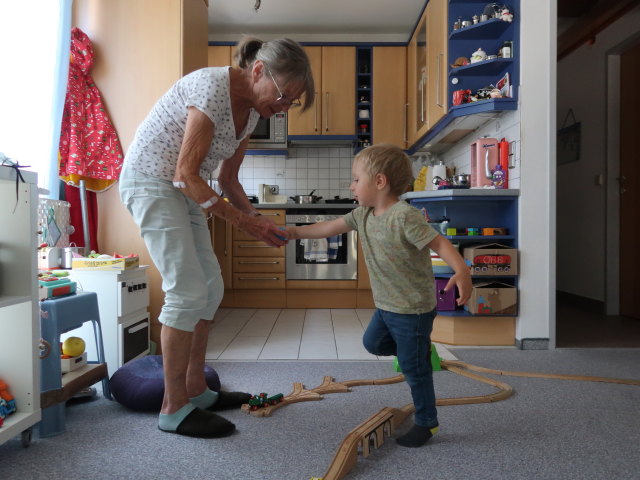 Mama und Nils in unserer Wohnung
