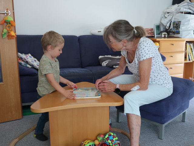 Nils und Mama in unserer Wohnung