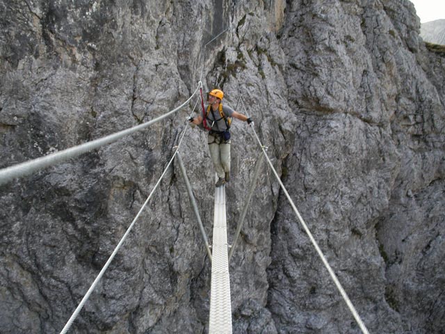 Madonnen-Klettersteig: Axel auf der Nepalbrücke (1. Okt. 2006)